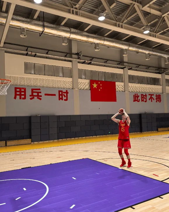 周启少身着国家队球衣在球场投篮：好久不见